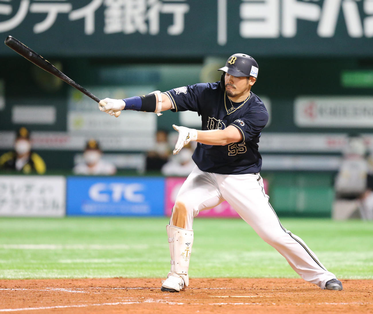 ソフトバンク対オリックス　5回表オリックス2死一・三塁、T－岡田は右前に2点適時打を放つ（撮影・屋方直哉）