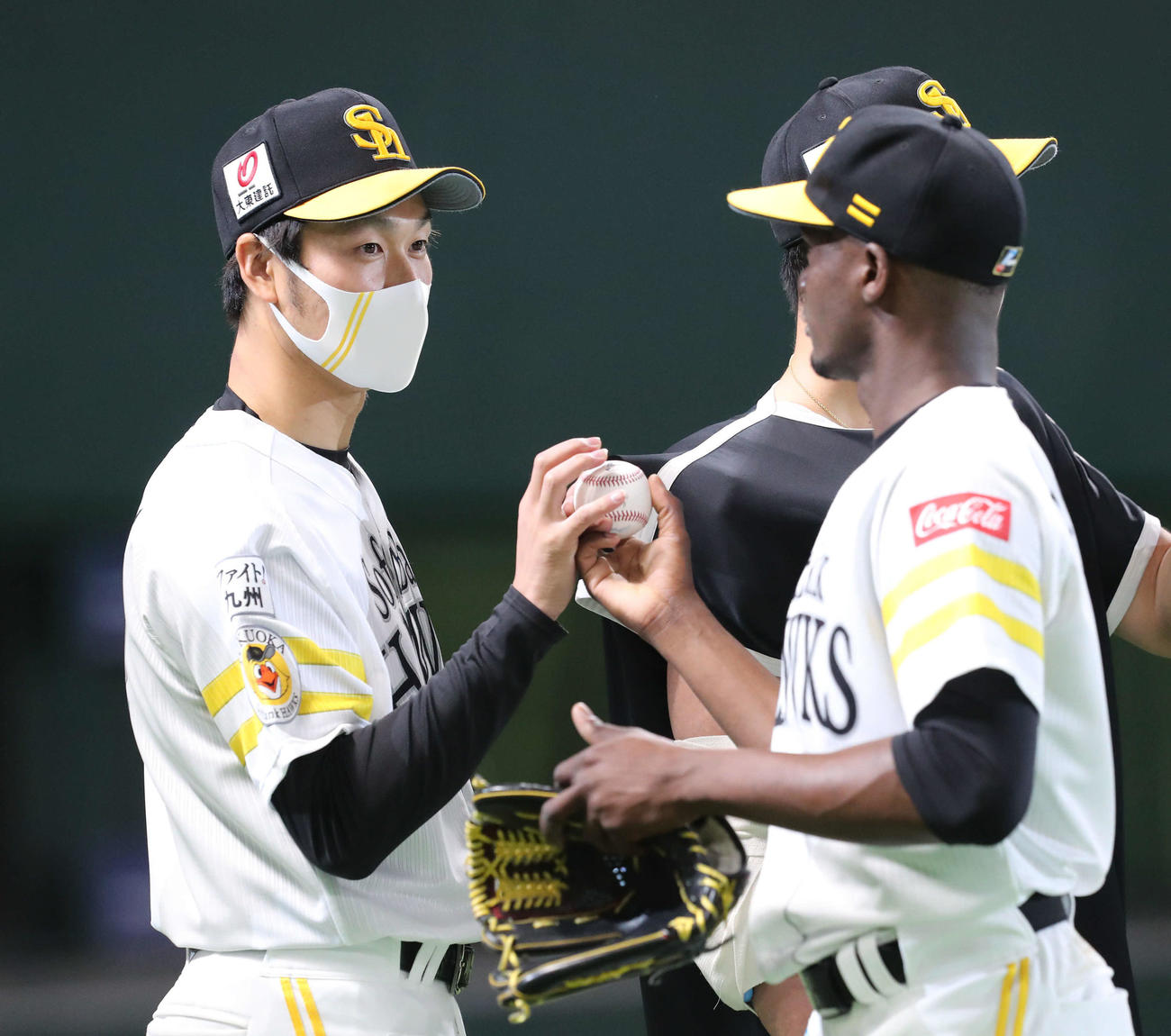 ソフトバンク対オリックス　今季初勝利を飾った武田はモイネロから勝利球を受け取る（撮影・梅根麻紀）