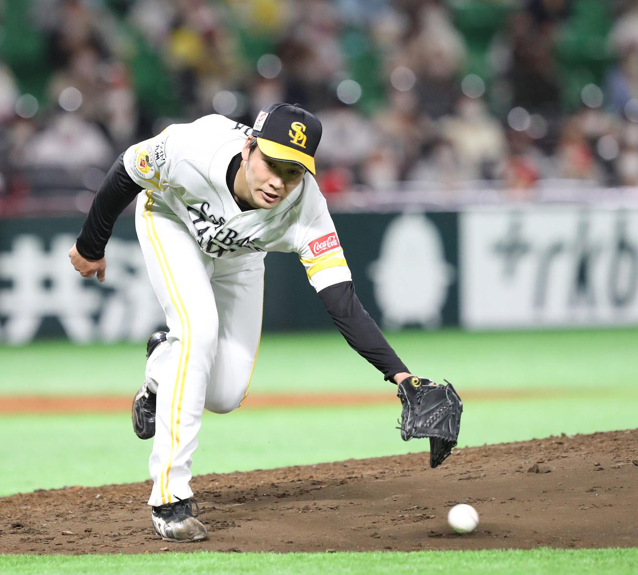 ソフトバンク対オリックス　3回表オリックス2死一、二塁、武田は吉田正の打球にグラブを差し出すが捕球できず内野安打とする（撮影・梅根麻紀）