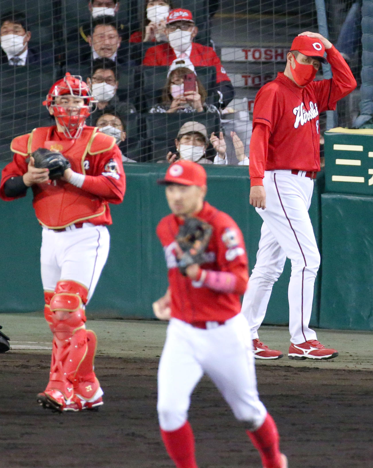 阪神対広島　8回の攻撃を終え、佐々岡監督（右）は選手交代を告げベンチへ戻る（撮影・上山淳一）