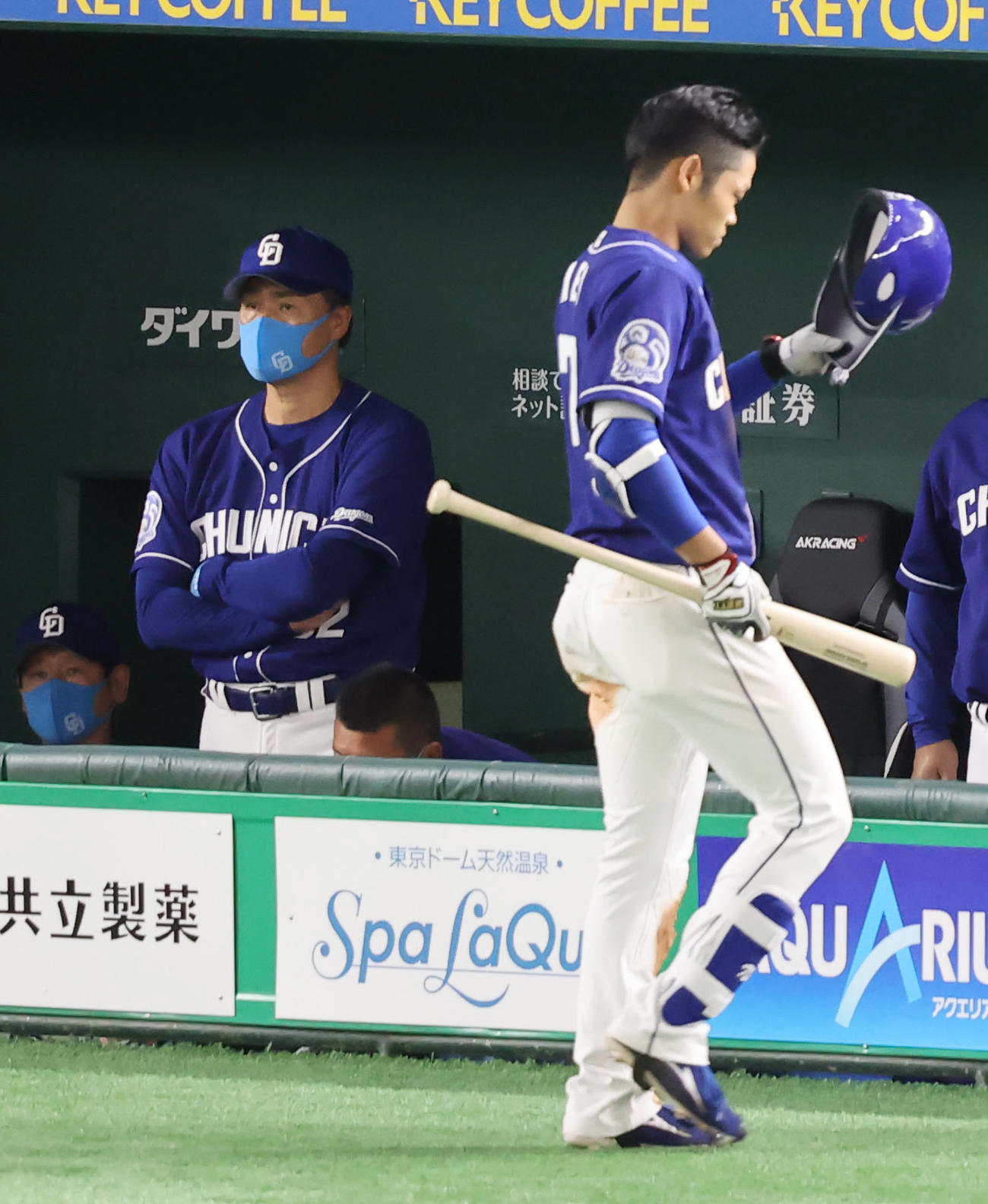 巨人対中日　9回表中日2死一、二塁、根尾（右）が空振り三振に倒れ3連敗を喫した与田監督（左）はぼうぜんと立ちつくす（撮影・垰建太）