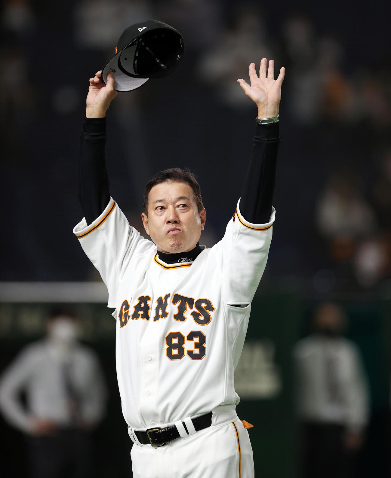 巨人対中日　試合後、通算1100勝を達成し、ファンの声援に応える原監督（撮影・狩俣裕三）