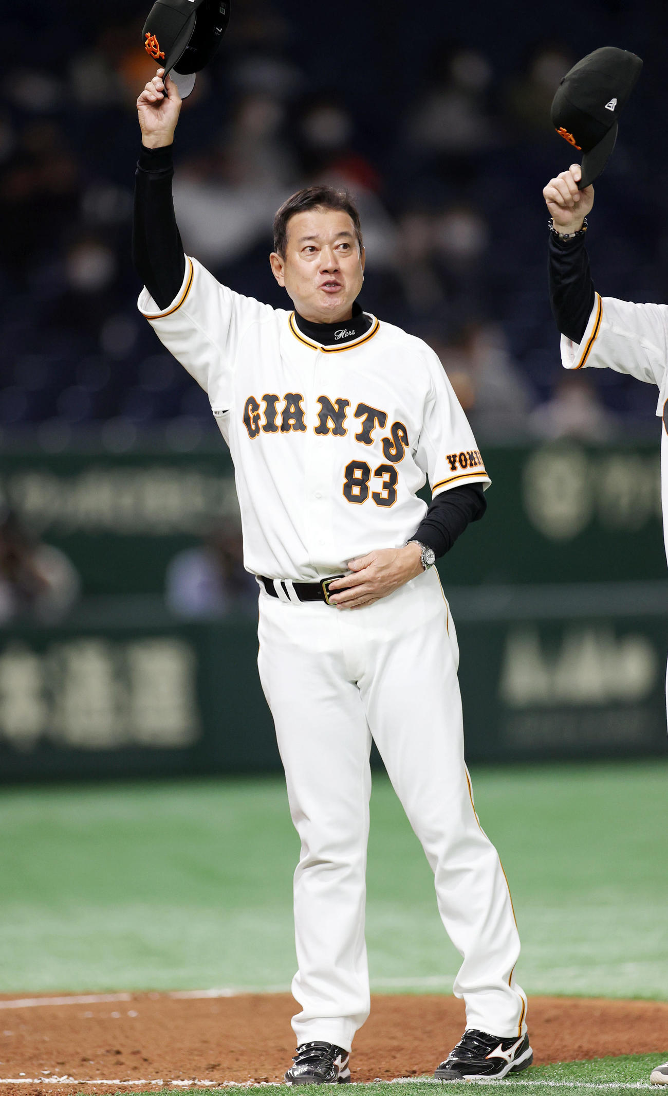 巨人対中日　試合後、通算1100勝目を達成し、ファンの声援に応える原監督（撮影・狩俣裕三）