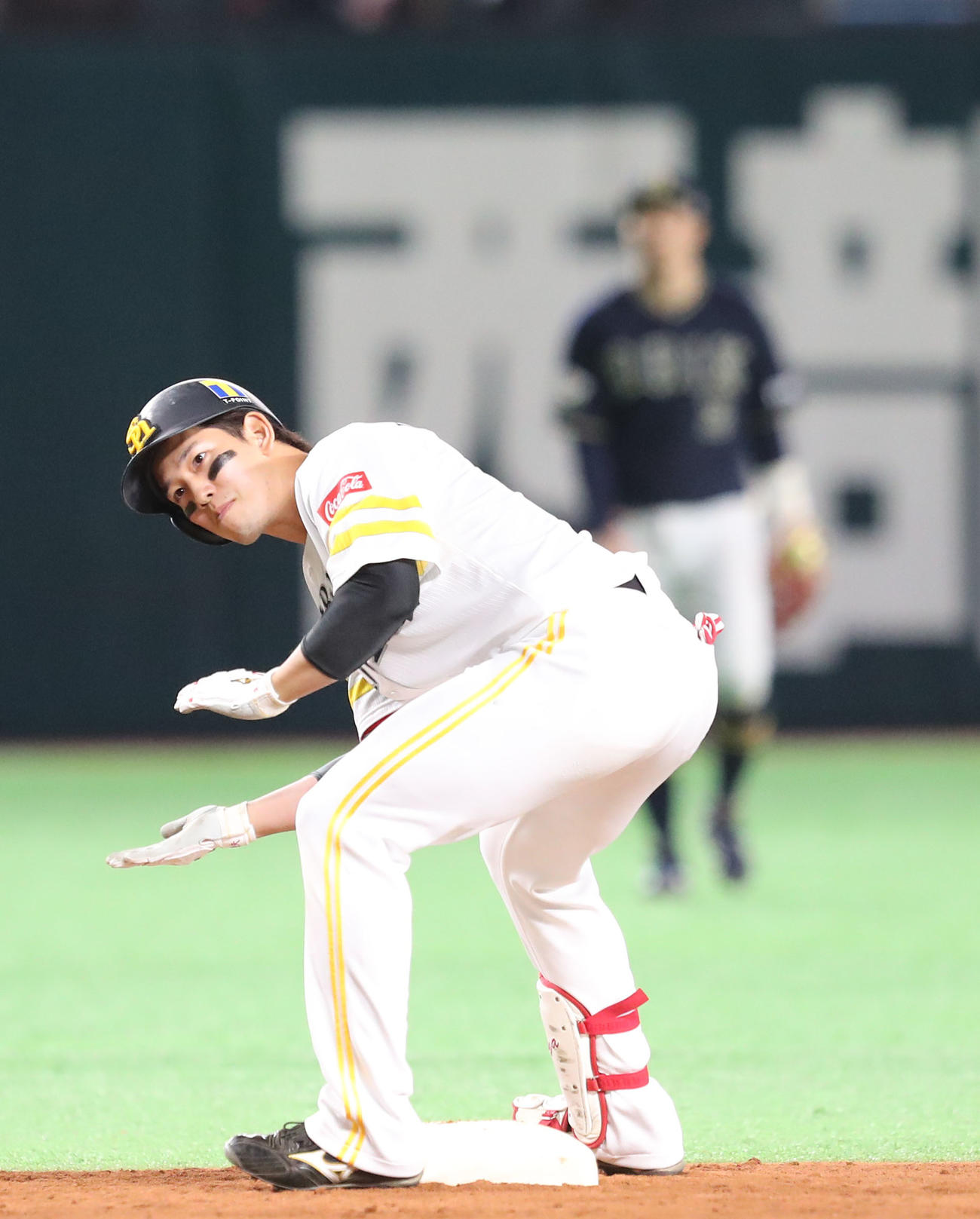 ソフトバンク対オリックス　5回裏ソフトバンク2死二、三塁、栗原は中越え勝ち越し2点適時打を放ちケバブポーズ（撮影・梅根麻紀）