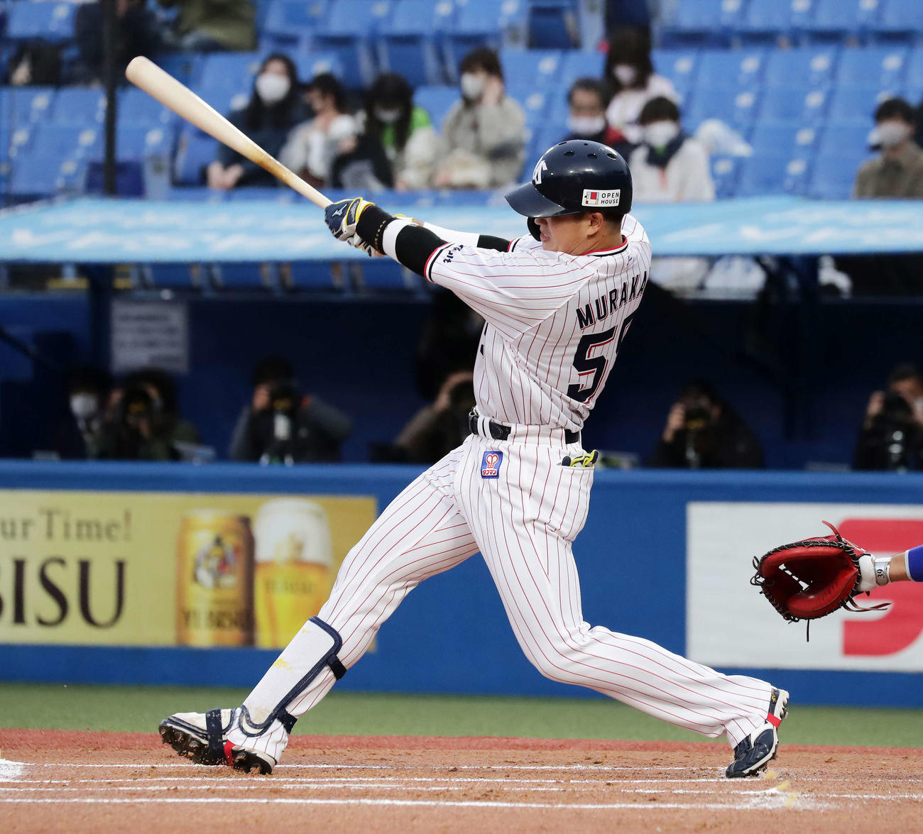 1回裏ヤクルト2死、村上は右越えに本塁打を放つ（撮影・丹羽敏通）