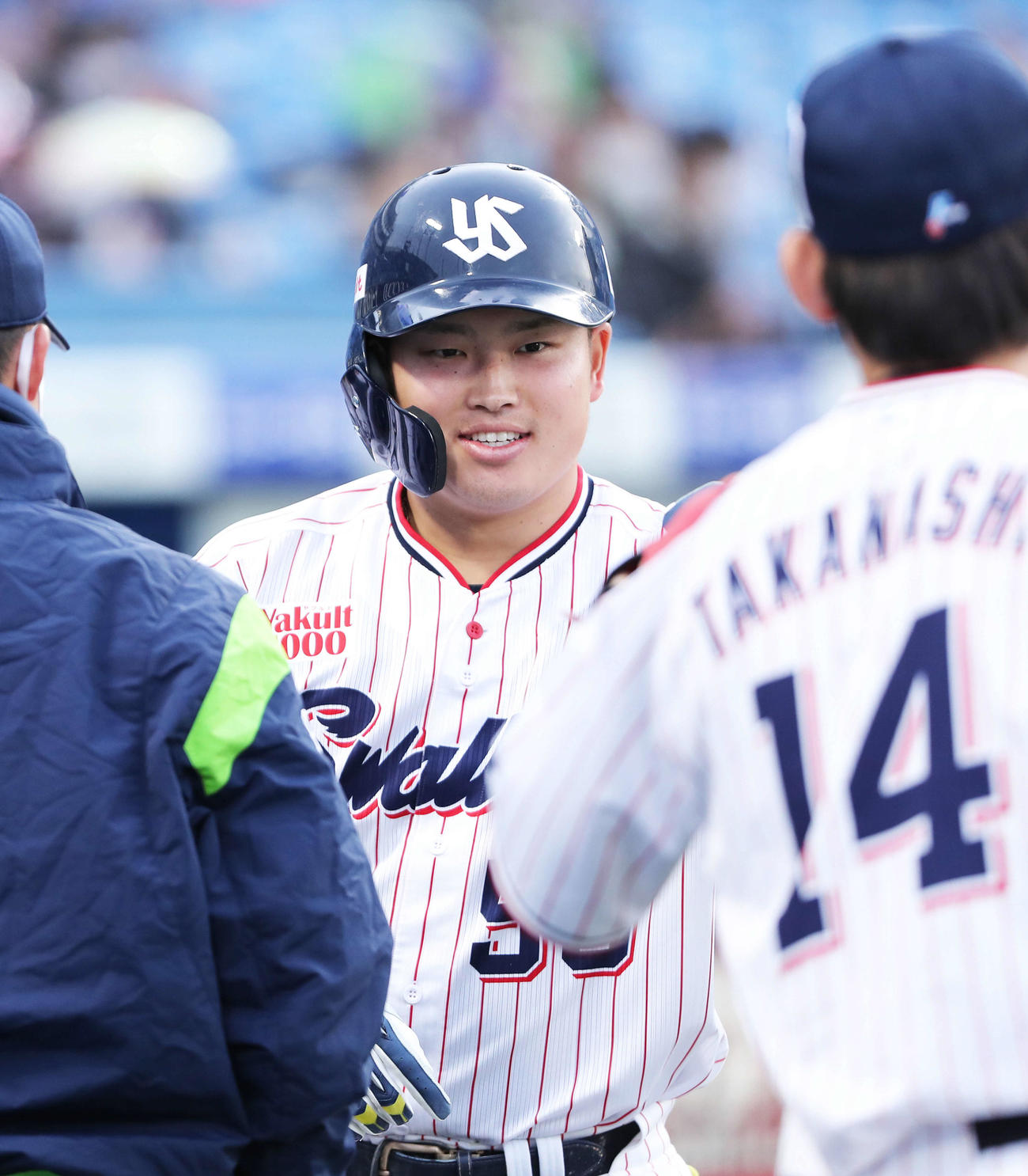 1回裏ヤクルト2死、右越えソロ本塁打で生還し笑顔を見せる村上（撮影・河田真司）