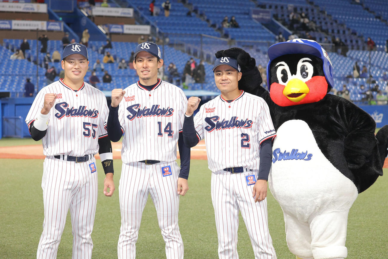 ヤクルト対DeNA DeNAに勝利し写真に納まる、左から村上、高梨、中村、つば九郎（撮影・河田真司）