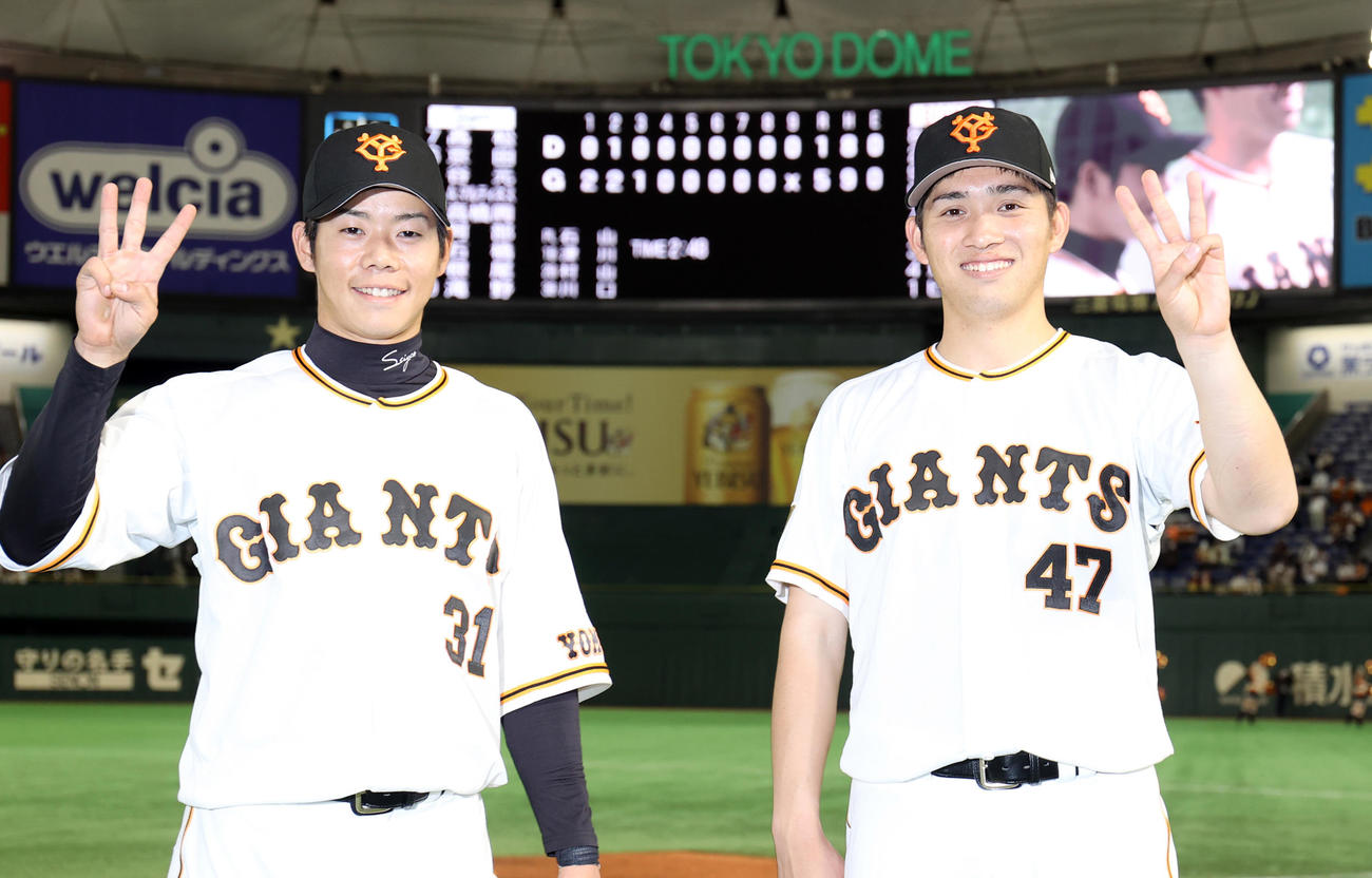 巨人対中日　3打点と3勝でポーズを決める松原（左）と高橋（撮影・狩俣裕三）