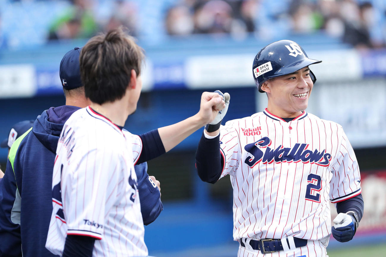 ヤクルト対DeNA 1回裏ヤクルト1死、左越え先制ソロ本塁打で生還し、高梨（左）と笑顔でグータッチする中村（撮影・河田真司）