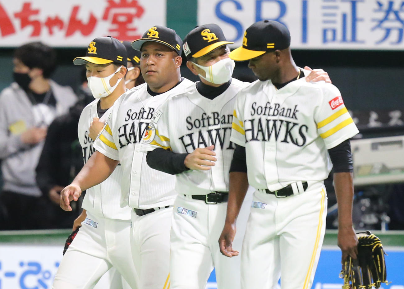 ソフトバンク対オリックス　モイネロをたたえる工藤監督（撮影・屋方直哉）