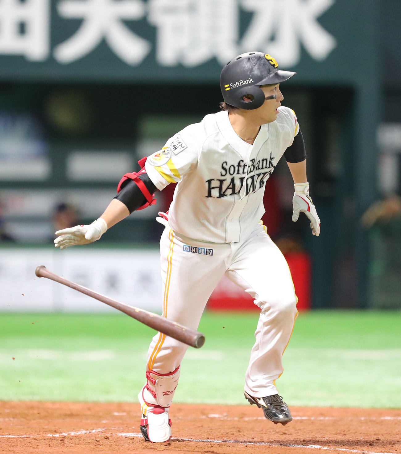 ソフトバンク対オリックス　5回裏ソフトバンク2死二、三塁、栗原は中越え勝ち越し2点適時打を放つ（撮影・梅根麻紀）