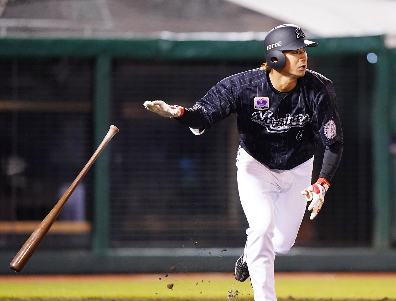 楽天対ロッテ　4回表ロッテ2死一塁、右へ適時二塁打を放つ藤岡（撮影・菅敏）