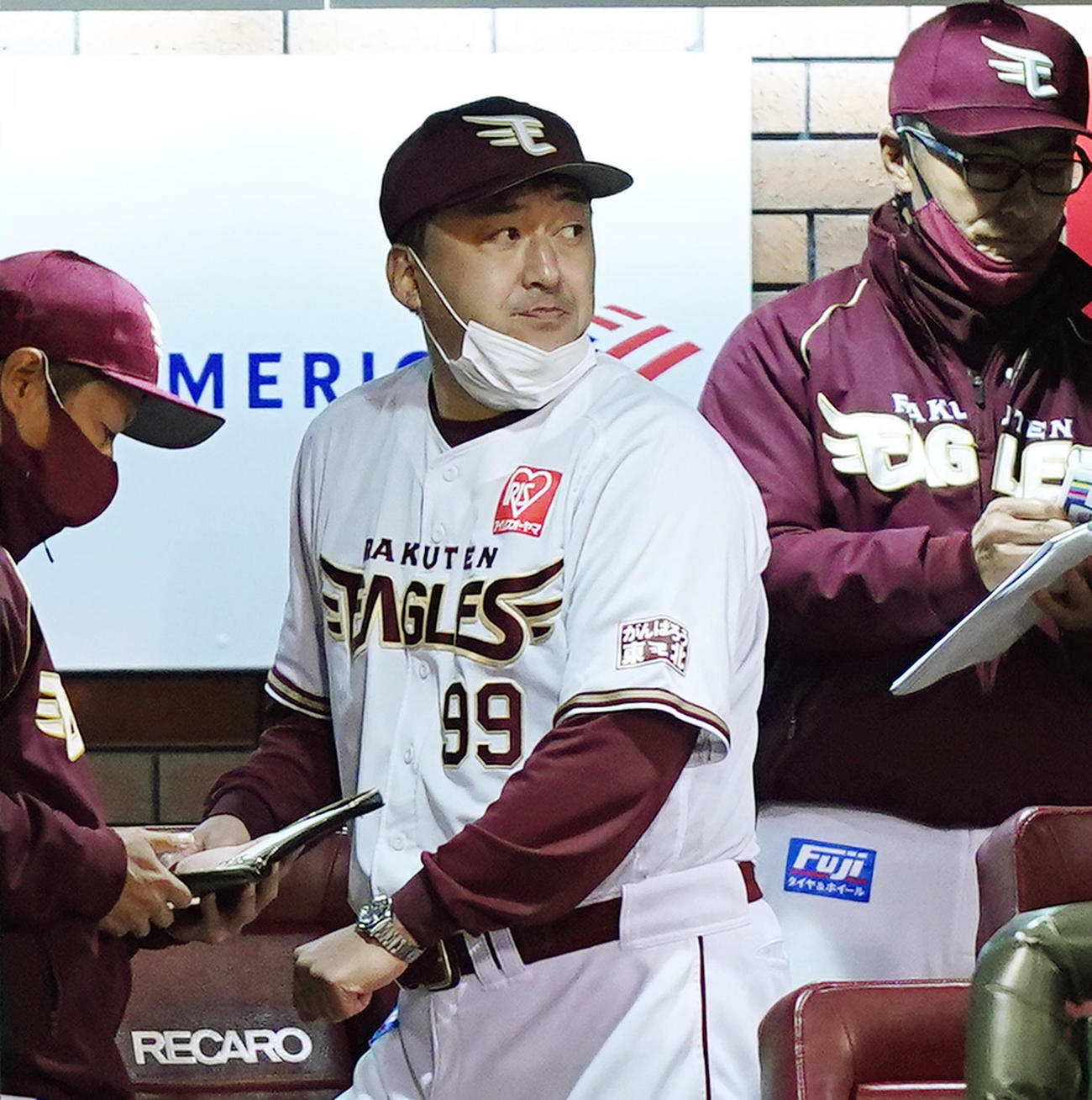 楽天対ロッテ　7回、ベンチで浮かない表情を見せる石井GM兼監督（撮影・菅敏）