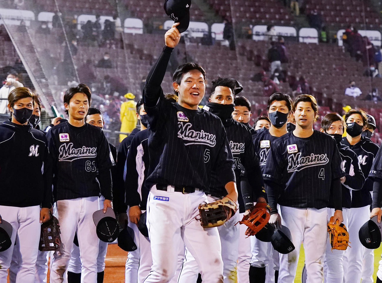 楽天に勝利し、ファンにあいさつするロッテ安田（中央）らナイン（撮影・菅敏）