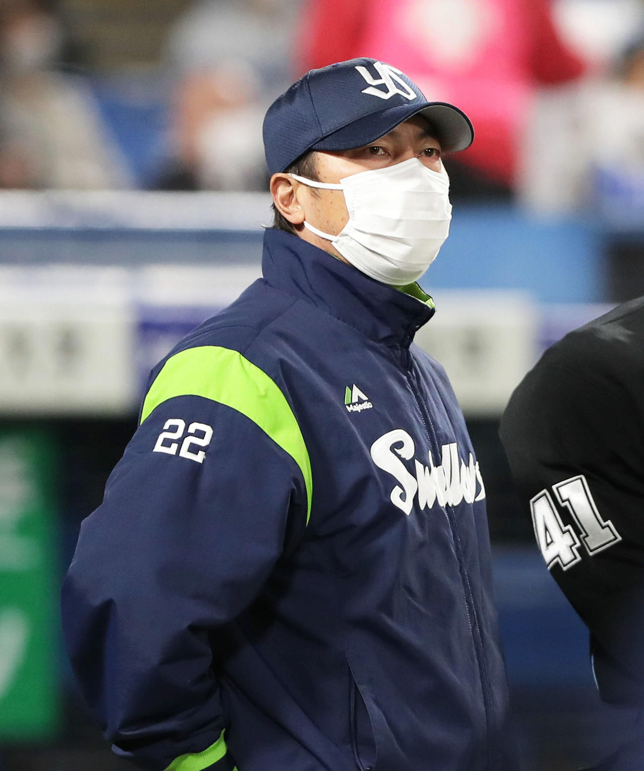 ヤクルト対DeNA 7回裏を終え、選手交代を告げる高津監督（撮影・河田真司）