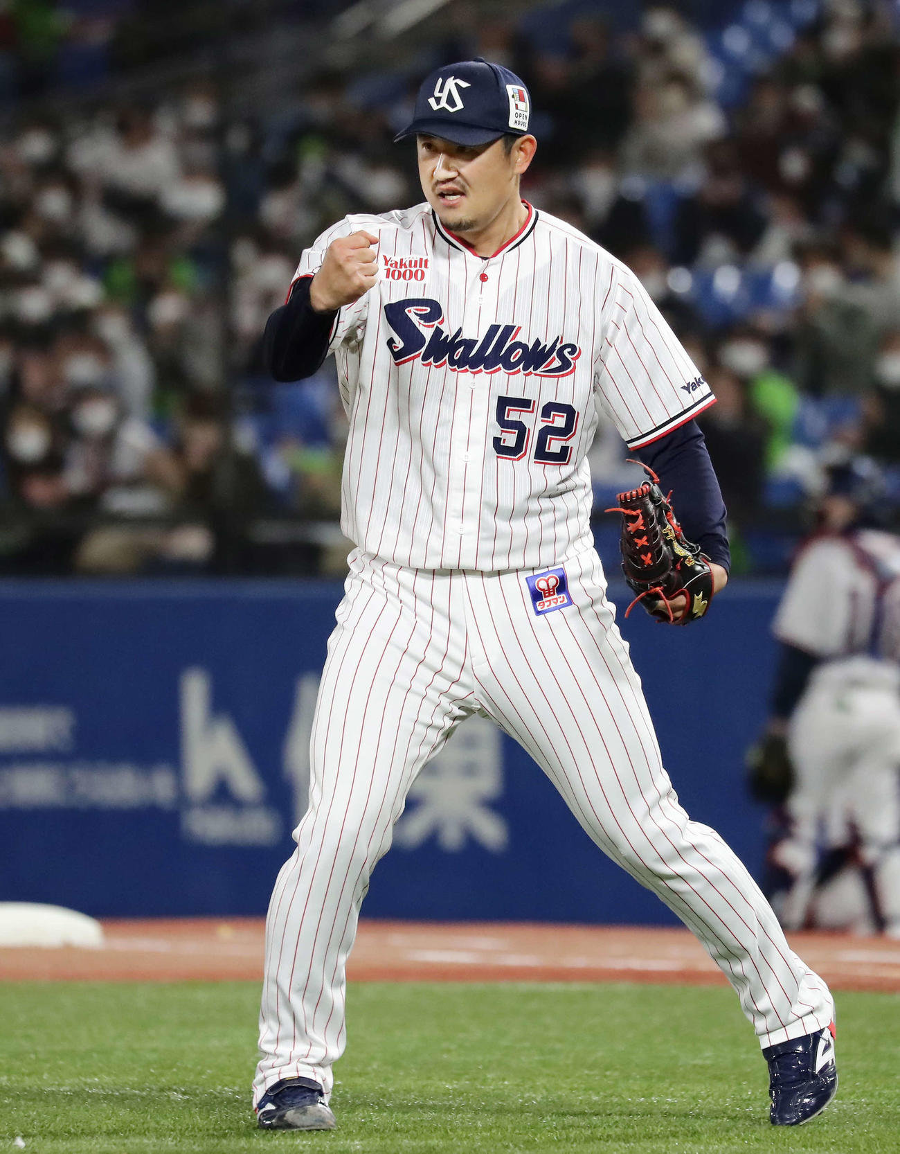 ヤクルト対DeNA 6回表DeNA1死一、二塁、宮崎を三ゴロ併殺に仕留めたヤクルト2人目近藤（撮影・丹羽敏通）