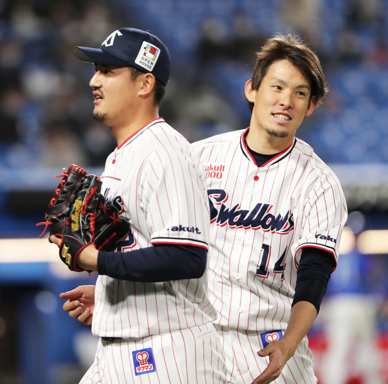 ヤクルト対DeNA 6回表を抑えた近藤（左）を笑顔で迎える高梨（撮影・河田真司）