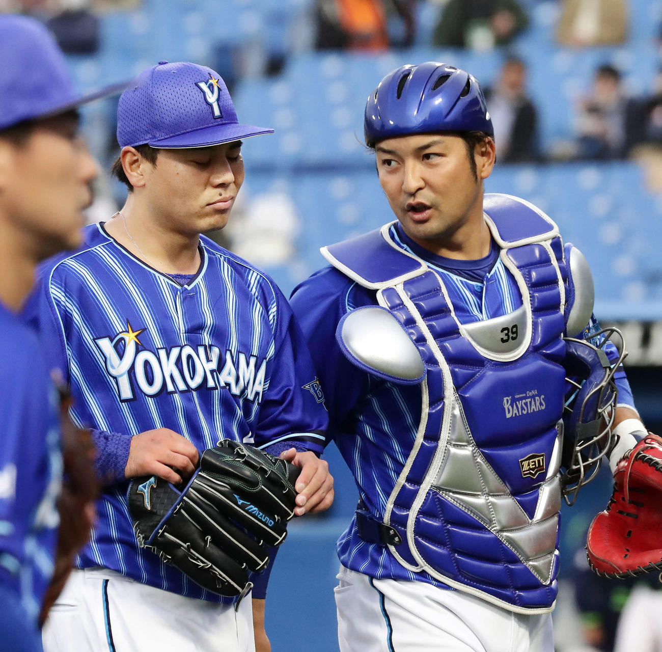 ヤクルト対DeNA 1回、2本塁打で2点を失ったDeNA先発浜口（左）に声をかける捕手嶺井（撮影・丹羽敏通）