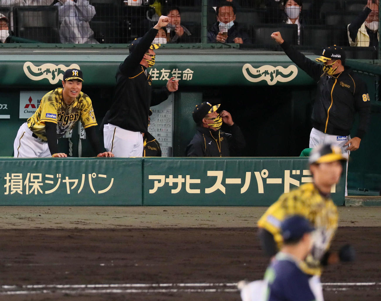 阪神対広島　5回裏阪神2死二塁、矢野監督（右）は藤浪（手前）の左越え先制2点本塁打にガッツポーズ（撮影・宮崎幸一）