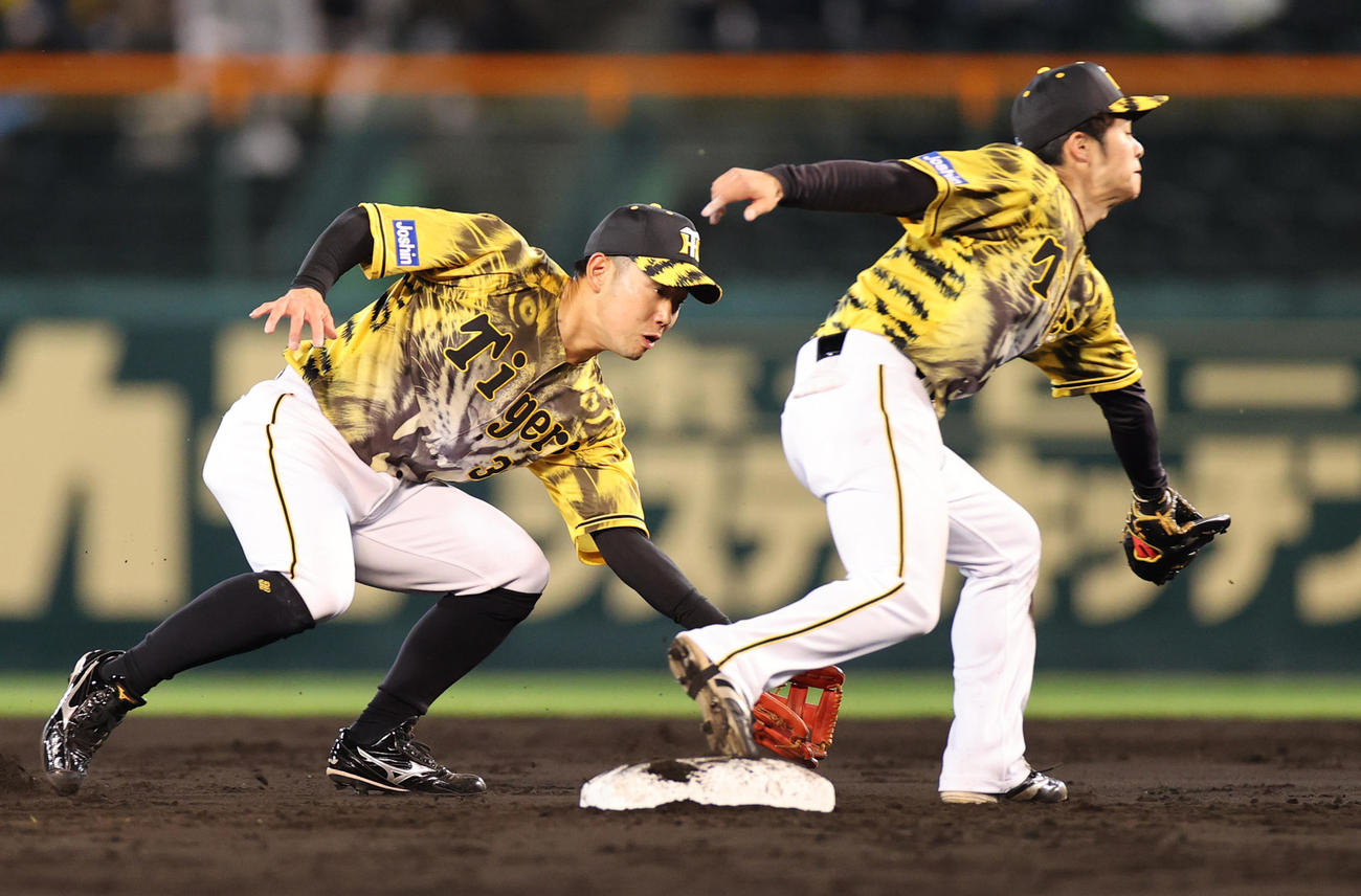阪神対ヤクルト　5回表ヤクルト1死一塁、山崎の打球を遊撃手中野（右）が捕って二塁を踏まずに一塁送球で走者打者ともにセーフとなる、左は二塁手糸原（撮影・清水貴仁）