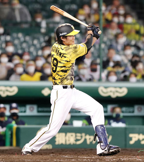 阪神対ヤクルト　5回裏阪神2死二塁、藤浪は左越え2点本塁打を放つ（撮影・加藤哉