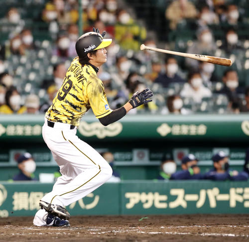 阪神対ヤクルト　5回裏阪神2死二塁、藤浪は左越え2点本塁打を放つ（撮影・加藤哉）