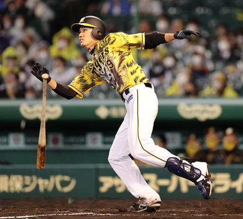 阪神対ヤクルト　5回裏阪神2死二塁、先制の左越え2点本塁打を放つ藤浪（撮影・清水貴仁）