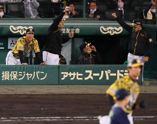 阪神対広島　5回裏阪神2死二塁、矢野監督（右）は藤浪（手前）の左越え先制2点本塁打にガッツポーズ（撮影・宮崎幸一）