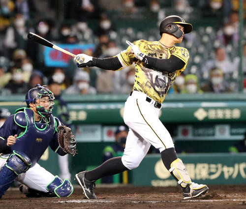 阪神対ヤクルト　7回裏阪神1死、佐藤輝は空振り三振に倒れる（撮影・加藤哉）