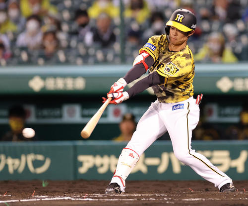阪神対ヤクルト　3回裏阪神1死、右前打を放つ中野（撮影・清水貴仁）