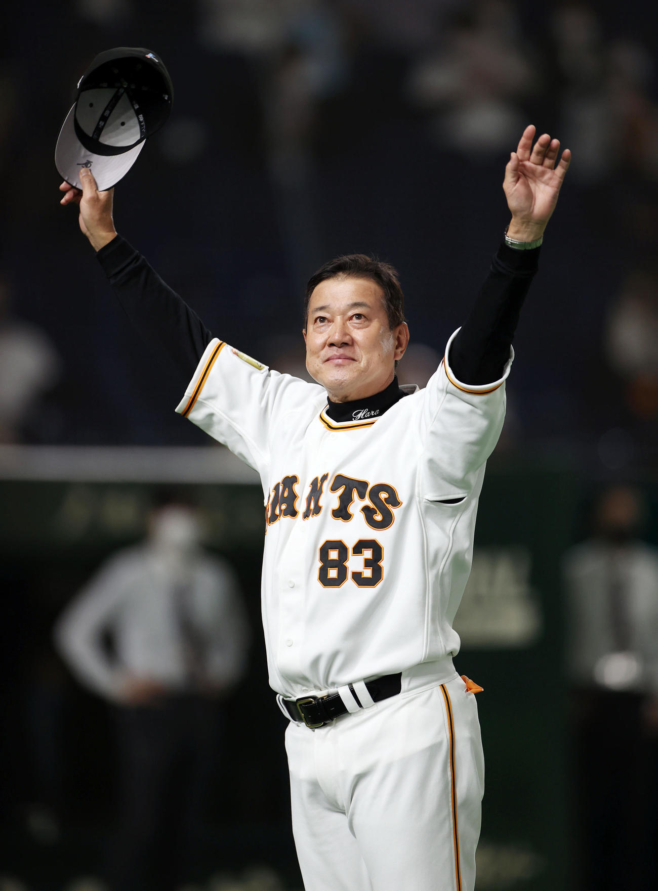 巨人対中日　試合後、通算1100勝目を達成し、ファンの声援に応える原監督（撮影・狩俣裕三）