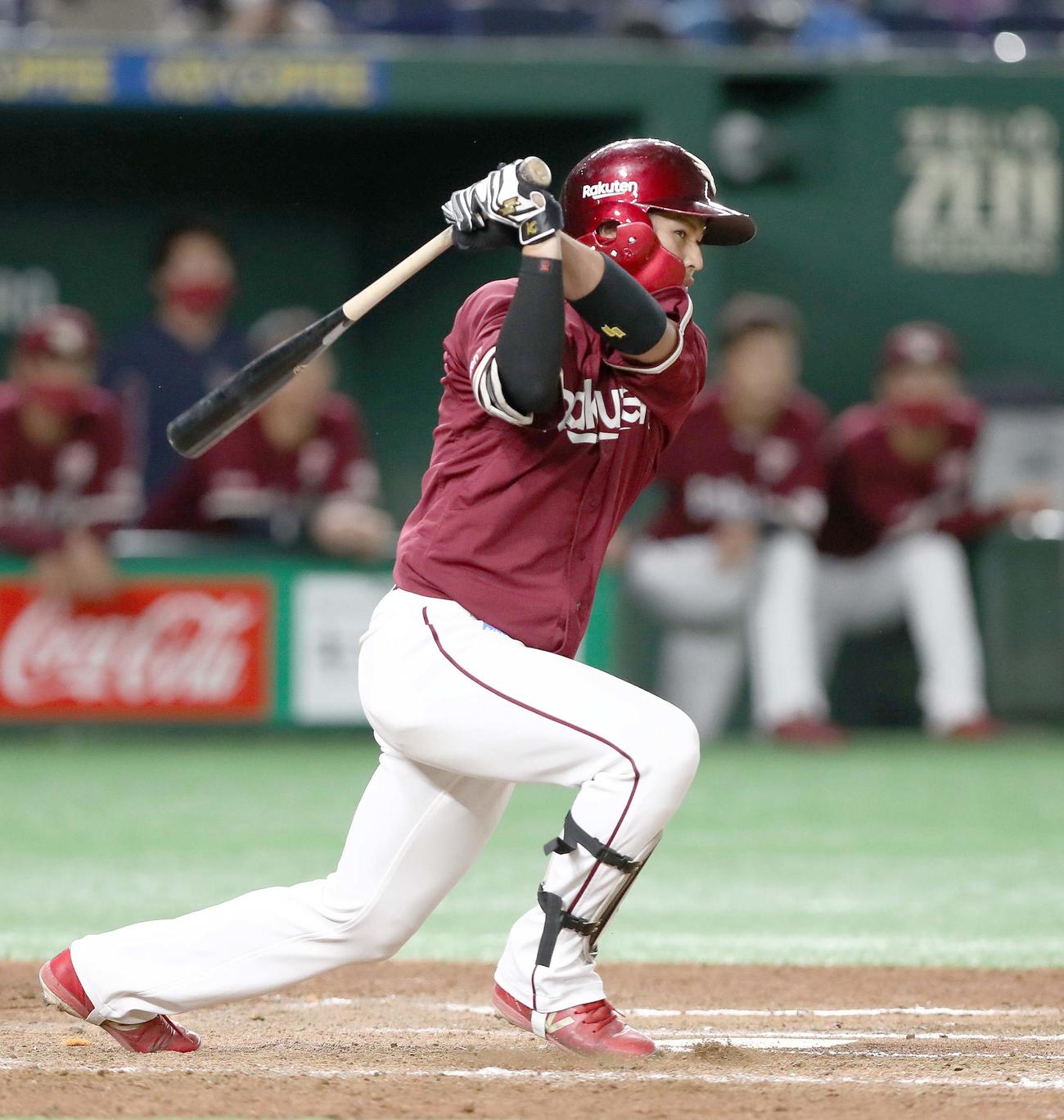 日本ハム対楽天　7回表楽天無死二塁、右越え適時二塁打を放つ黒川（撮影・黒川智章）