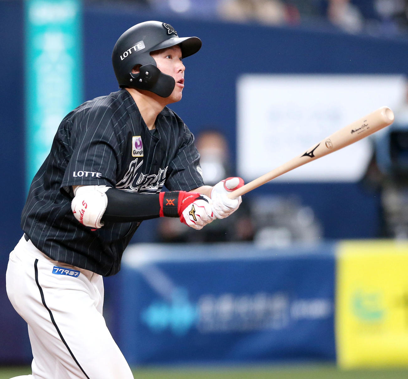 オリックス対ロッテ　8回表ロッテ1死一、二塁、安田（中央）は右越え3点本塁打を放つ（撮影・上山淳一）