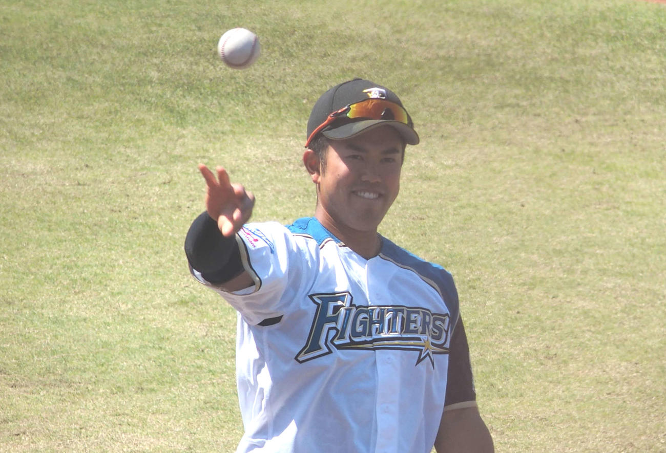 試合前のキャッチボールで笑顔を見せる日本ハム今川（撮影・中島宙恵）