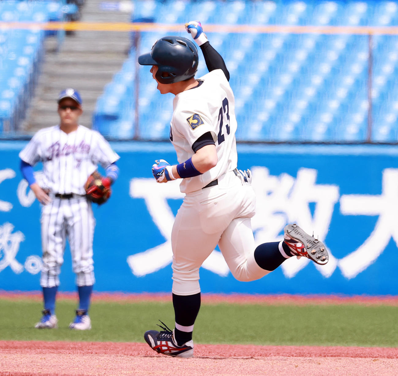 東洋大対立正大　7回表東洋大1死一、二塁、代打橋本吏は左中間に逆転3点本塁打を放ちガッポーズで二塁を回る（撮影・浅見桂子）
