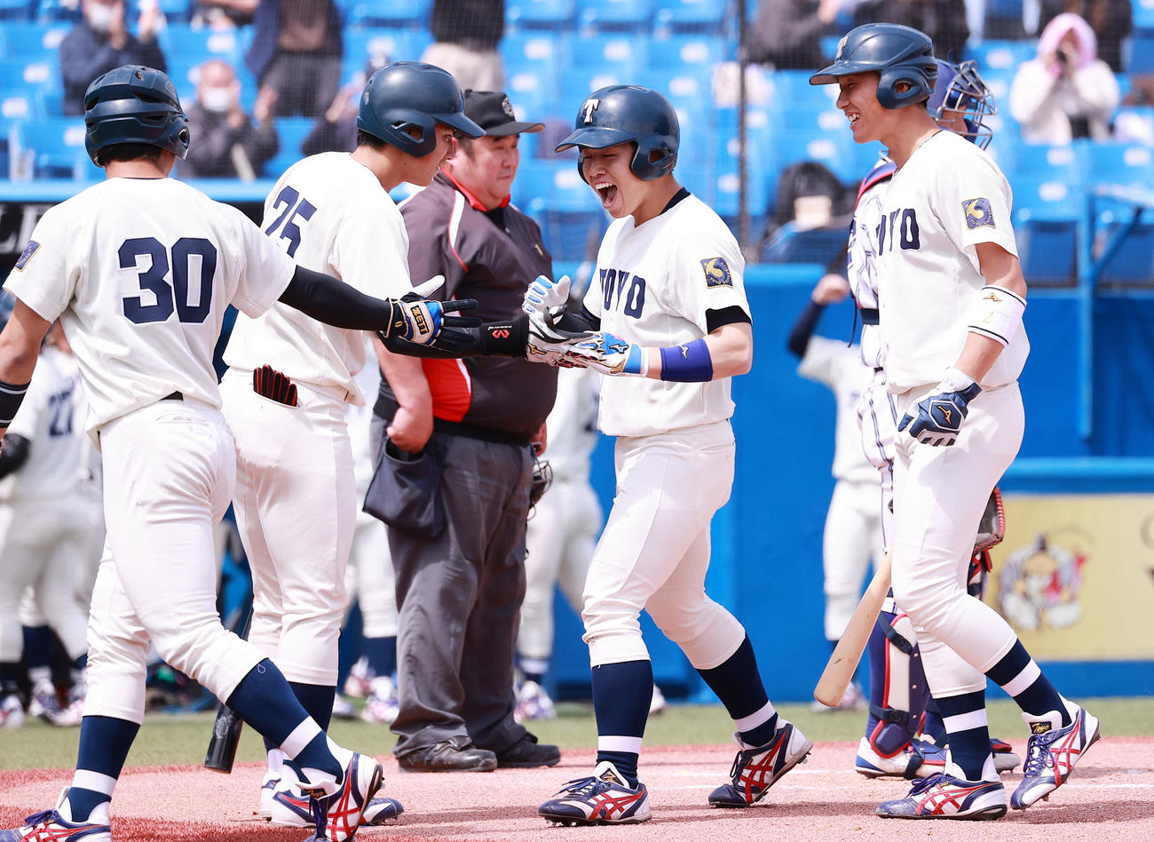 東洋大対立正大　7回表東洋大1死一、二塁、代打橋本吏（右から2人目）は左中間に逆転3点本塁打を放ち、走者に迎えられ雄たけびを上げて生還する（撮影・浅見桂子）