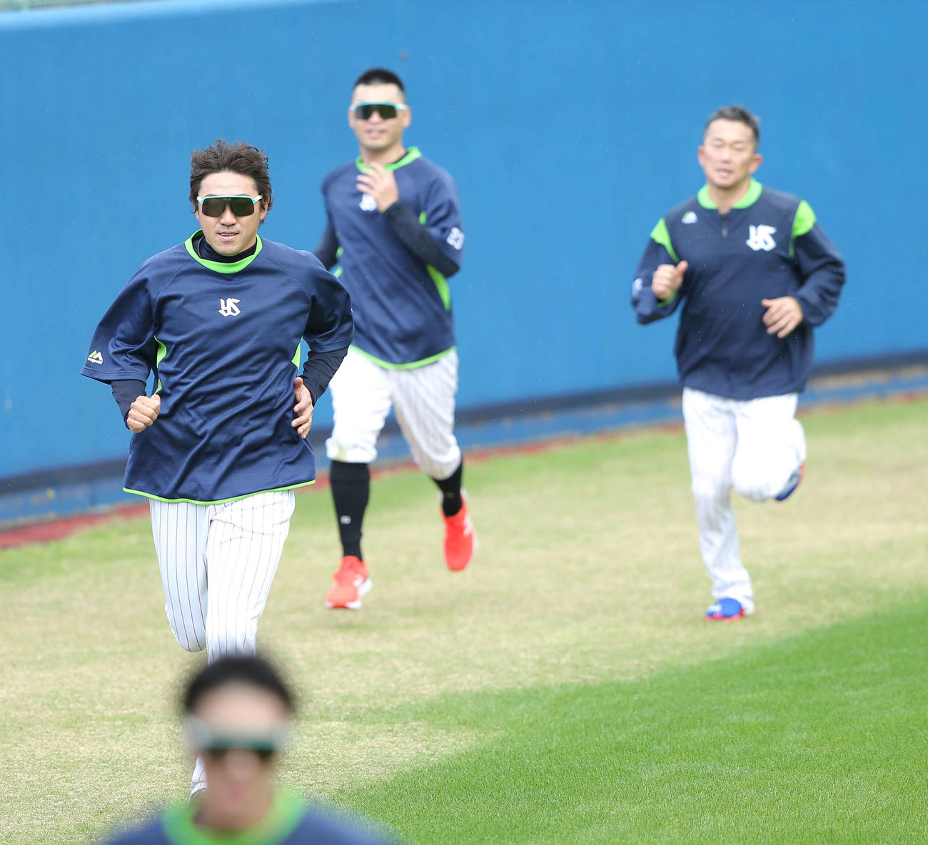 ダッシュするヤクルト内川（左）。後方左から青木、石川（2021年2月1日撮影）