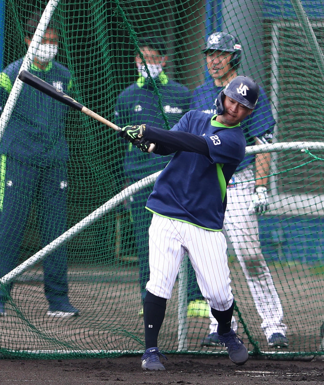 ランチ特打に臨むヤクルト青木。後方右は内川（2021年2月10日撮影）