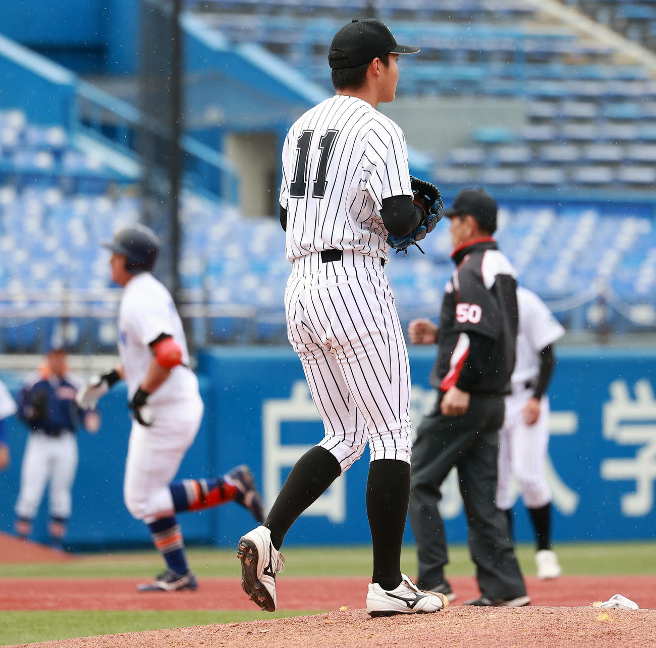 駒大対亜大　7回表駒大1死、鵜飼（後方）に左越えソロ本塁打を許した松本健（撮影・浅見桂子）