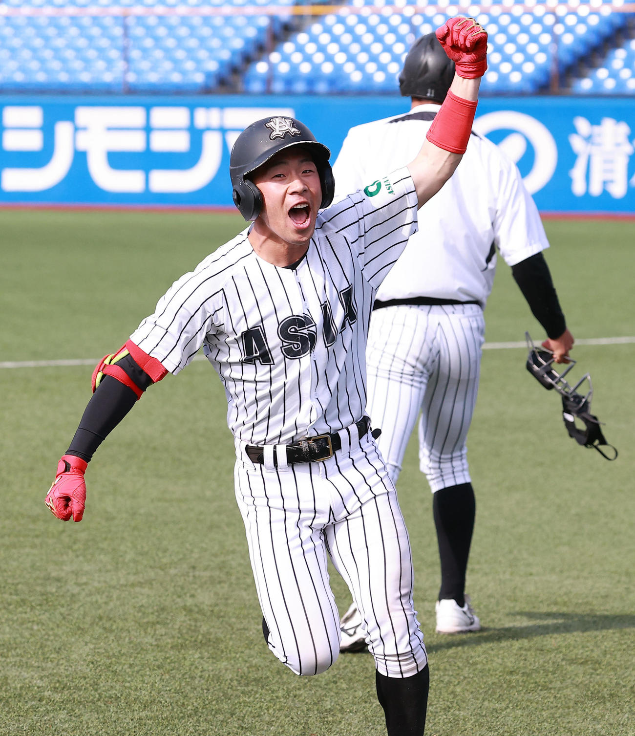 駒大対亜大　10回裏亜大1死満塁、代打後藤はサヨナラスクイズを決め、ガッツポーズでナインのもとに走る（撮影・浅見桂子）