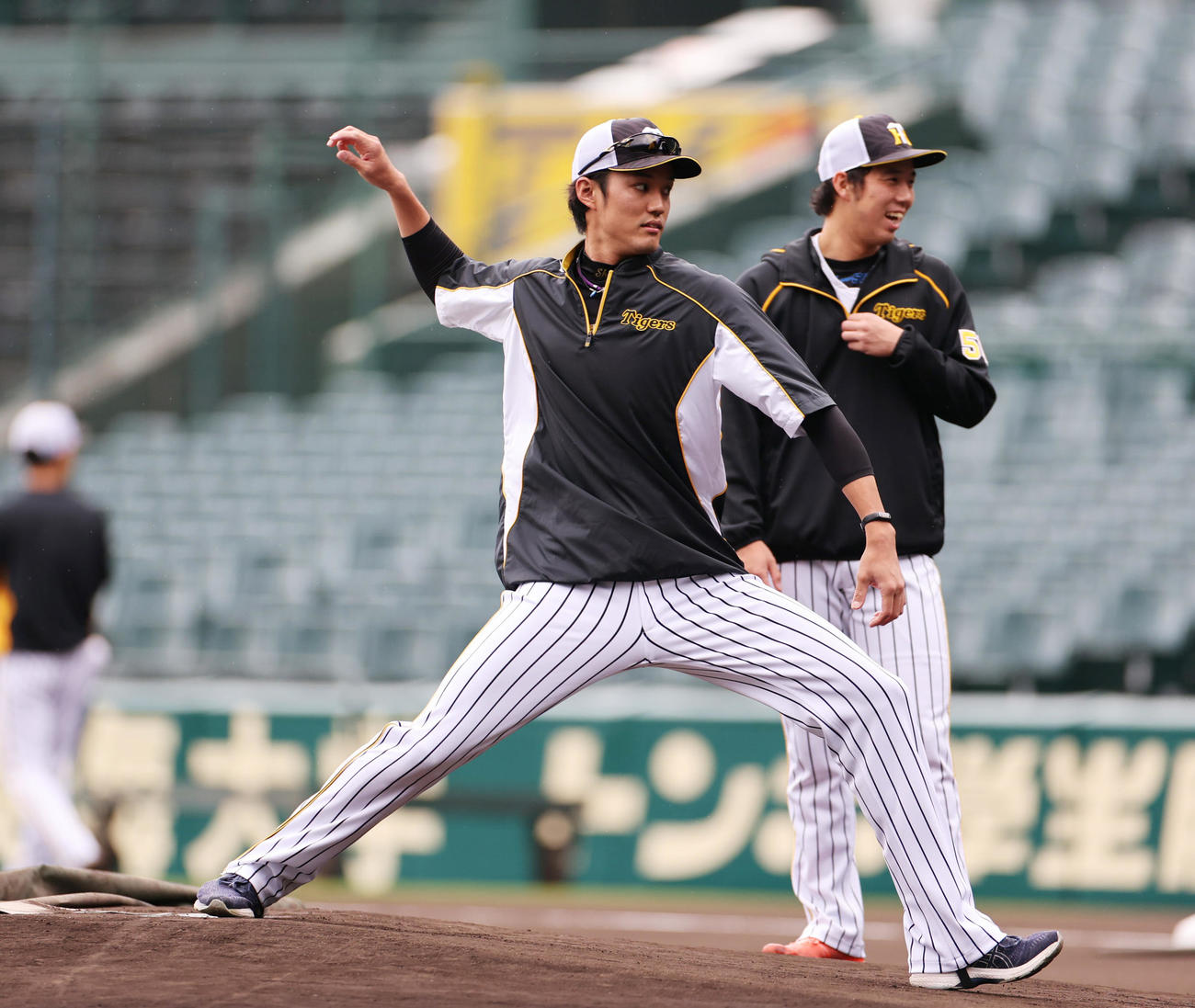 阪神対ヤクルト　マウンドを確かめる藤浪（左）と青柳（撮影・清水貴仁）