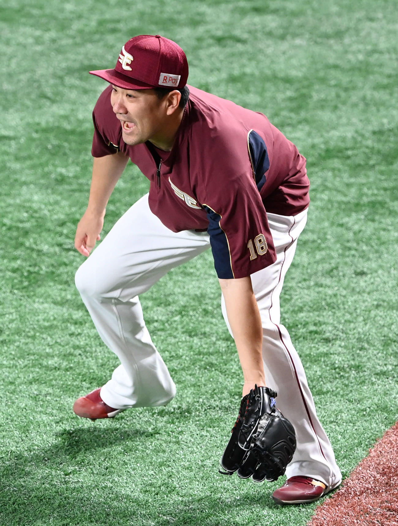 キャッチボールで悪送球に大声を出す楽天田中将大（撮影・山崎安昭）