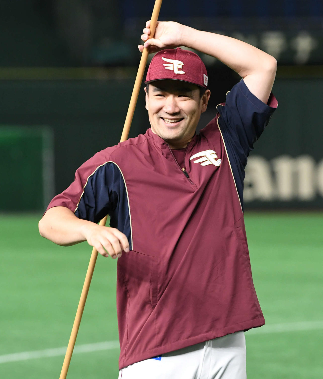 笑顔で「棒トレ」に励む楽天田中将（撮影・山崎安昭）