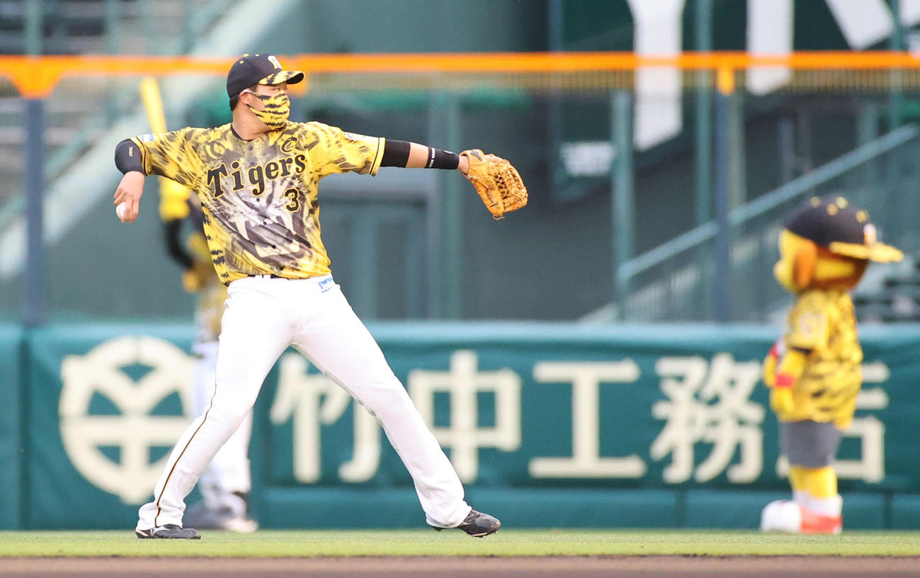 阪神対ヤクルト　ウル虎ユニホームで試合準備する大山（撮影・清水貴仁）