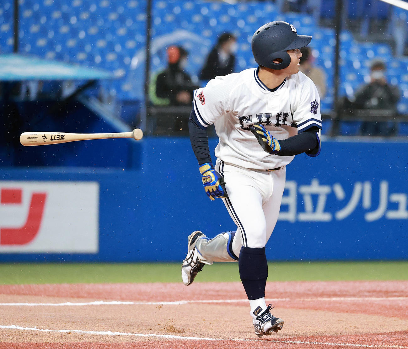 青学大対中大　7回裏中大2死一、三塁、古賀は左中間3点本塁打を放つ（撮影・浅見桂子）