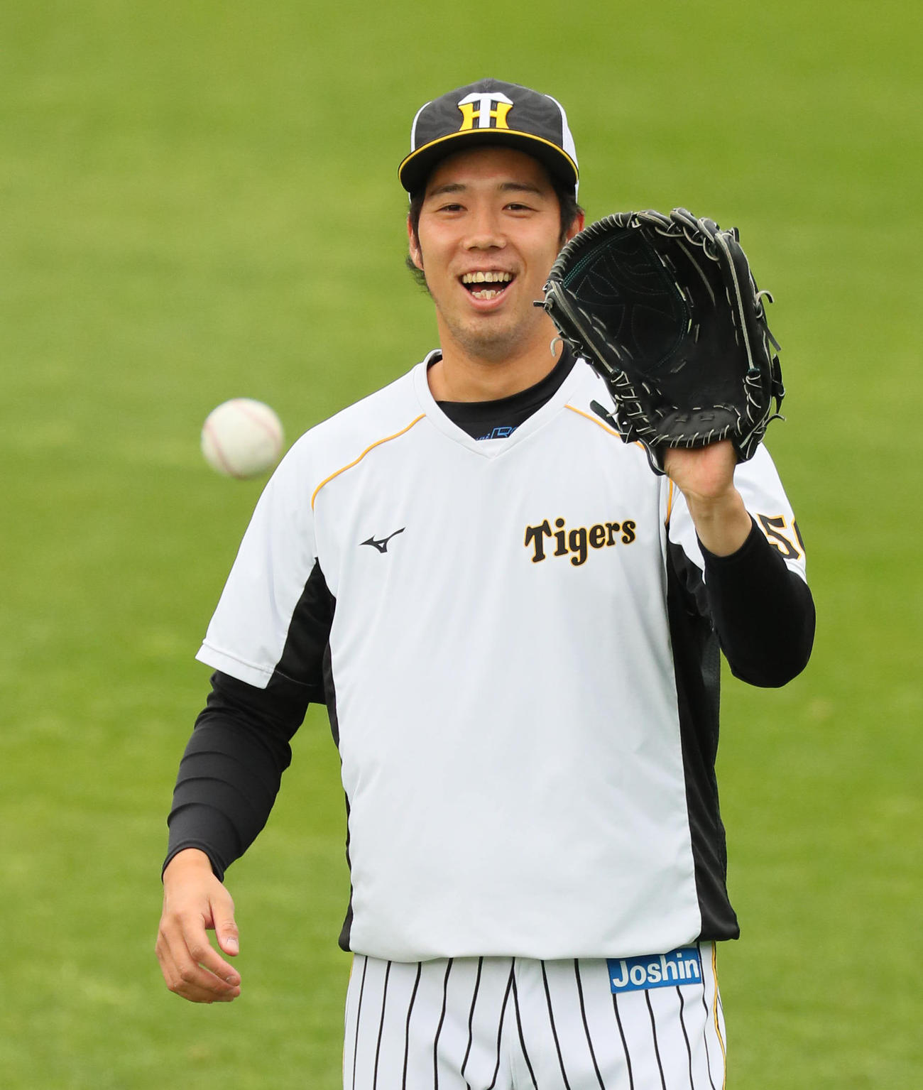 笑顔でキャッチボールする青柳（撮影・宮崎幸一）