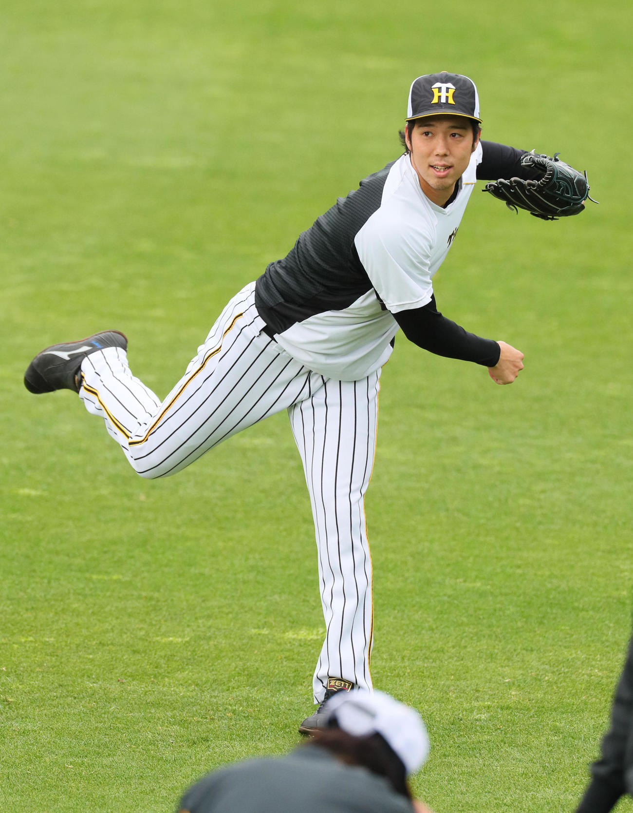 笑顔でキャッチボールする青柳（撮影・宮崎幸一）