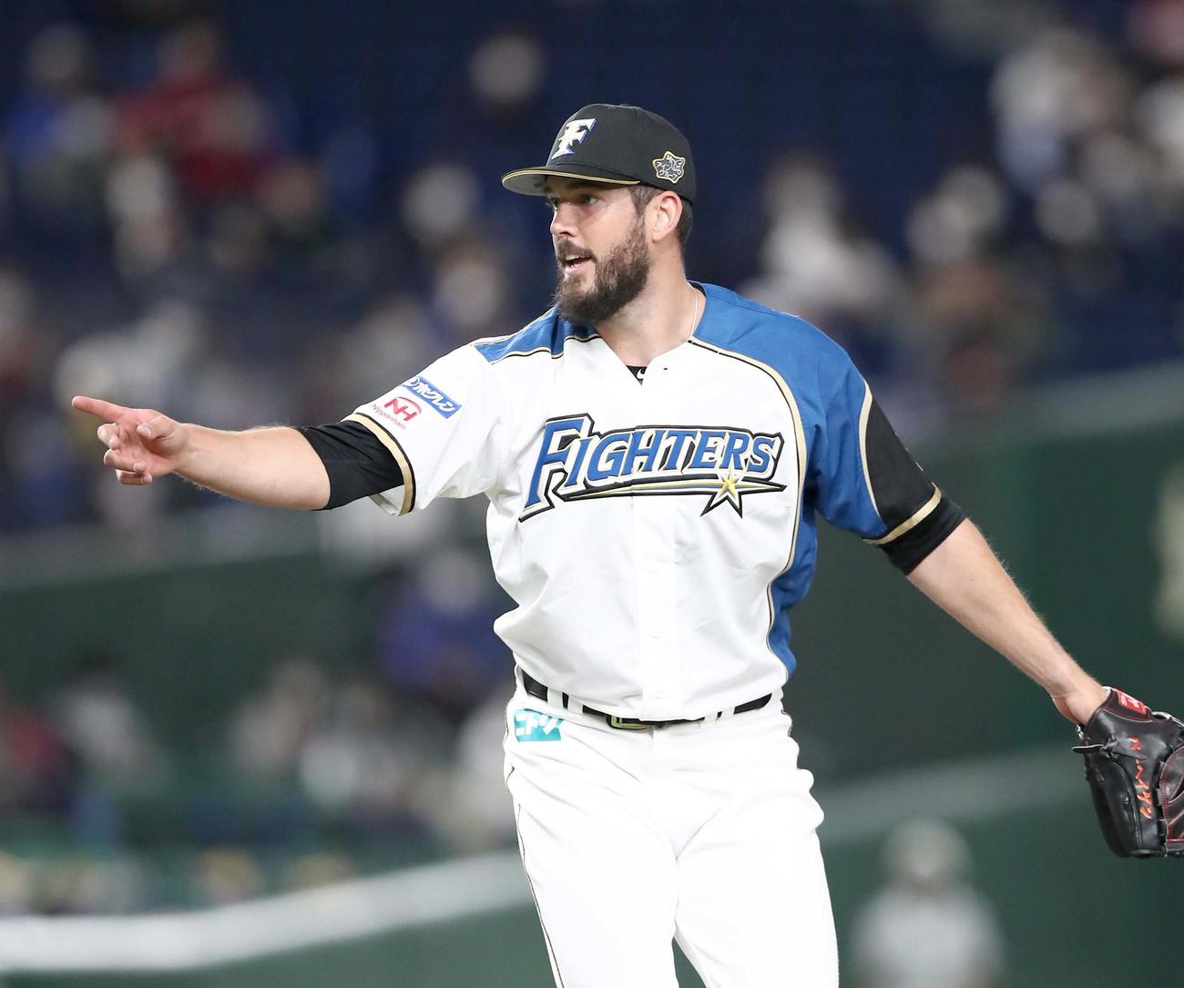 日本ハム対楽天　1回表、空振りをアピールするバーヘイゲン（撮影・黒川智章）