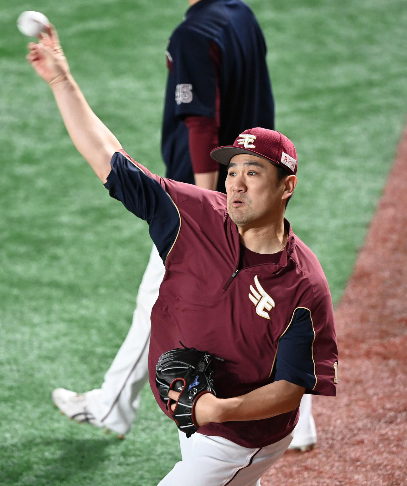 キャッチボールをする楽天田中将（撮影・山崎安昭）