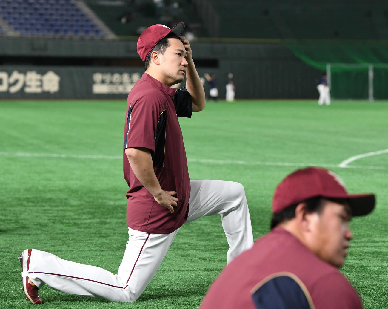 ストレッチをする楽天田中将（撮影・山崎安昭）